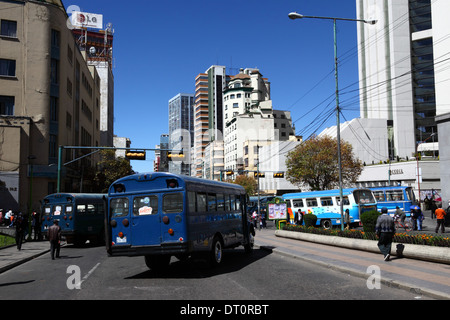 Le principal bloc bus Vintage 16 Av de Julio road dans le centre-ville pendant une grève des syndicats des transports publics, La Paz, Bolivie Banque D'Images