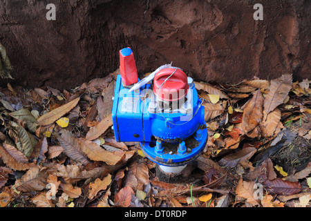 Au travers de l'alésage nouvellement installé sur un poteau incendie eau eau excavé, Principal UK Banque D'Images