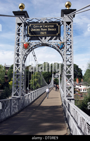 Queens Park pont dans la ville de Chester, Royaume-Uni. Banque D'Images