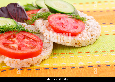 Craquelins de riz soufflé sandwiches avec des légumes sur nappe. Banque D'Images