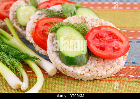 Craquelins de riz soufflé sandwiches avec des légumes sur nappe. Banque D'Images