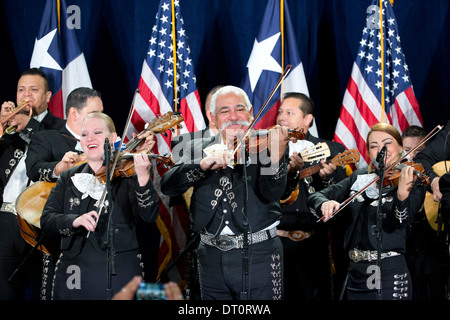 Mariachi band joue sur scène lors d'un rassemblement politique à San Antonio, Texas. Banque D'Images
