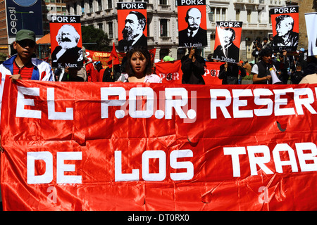 Membres du Parti des travailleurs révolutionnaires avec des photos de personnalités de gauche célèbres lors d'une marche de protestation le 1st mai, à la Paz, en Bolivie Banque D'Images