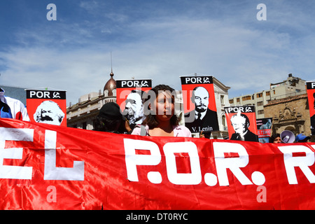 Membres du Parti des travailleurs révolutionnaires avec des photos de personnalités de gauche célèbres lors d'une marche de protestation le 1st mai, à la Paz, en Bolivie Banque D'Images