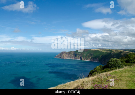 L'autre vue en regardant au-dessus de la baie de Lynmouth Countisbury Hill dans l'été Banque D'Images