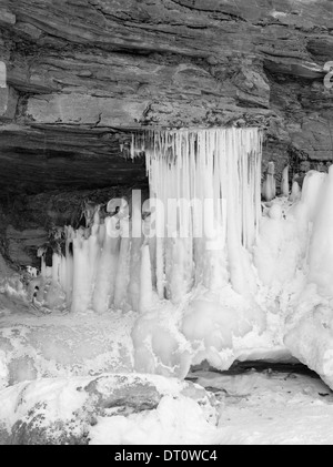 Photographie en noir et blanc, de détail, de l'Apôtre Island grottes de glace, Makwike Bay, près de Bayfield, Wisconsin, lors d'une froide Février d Banque D'Images