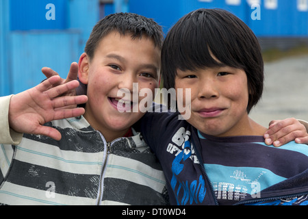 Deux Inuits enfants sourire à la caméra. Groenland Nanortalik Banque D'Images