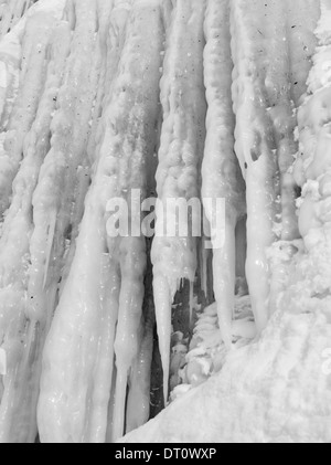 Photographie en noir et blanc, de détail, de l'Apôtre Island grottes de glace, Makwike Bay, près de Bayfield, Wisconsin, lors d'une froide Février d Banque D'Images