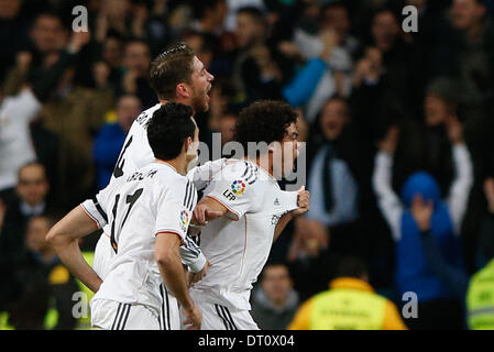 Madrid, Espagne. 05 févr., 2014. Copa del Rey match aller match Real Madrid CF par rapport au match de l'Atlético de Madrid au Stade Santiago Bernabeu. Le picture show Kepler Laveran Pepe (Portugais/Brésilien défenseur du Real Madrid) célébrant son équipe a pour objectif d'Action Crédit : Plus Sport/Alamy Live News Banque D'Images