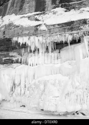 Photographie en noir et blanc, de détail, de l'Apôtre Island grottes de glace, Makwike Bay, près de Bayfield, Wisconsin, lors d'une froide Février d Banque D'Images