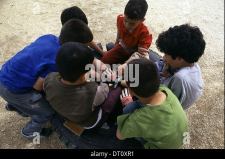 Les enfants arabes et juifs israéliens leur main ensemble avant match de football dans la cour de jeu de "Main dans la main" Hebrew-Arabic intégrée, l'école bilingue pour les enfants juifs et arabes situé dans l'ouest de Jérusalem Israël Banque D'Images