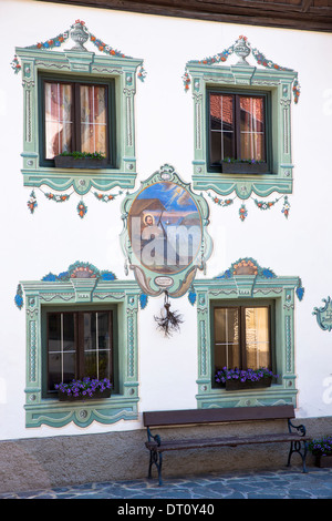 Ancien traditionnel tyrolien du 18ème siècle maison construite en 1787 dans la ville de Oetz, au Tyrol, Autriche Banque D'Images