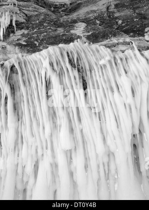 Photographie en noir et blanc, de détail, de l'Apôtre Island grottes de glace, Makwike Bay, près de Bayfield, Wisconsin, lors d'une froide Février d Banque D'Images