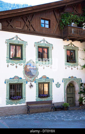 Ancien traditionnel tyrolien du 18ème siècle maison construite en 1787 dans la ville de Oetz, au Tyrol, Autriche Banque D'Images