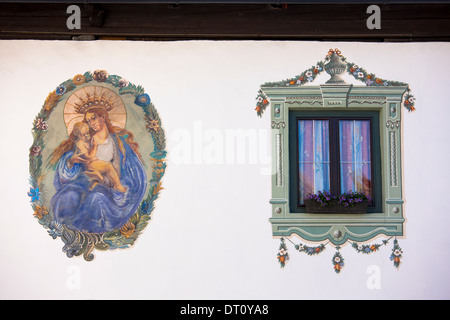 Détail de la fenêtre ancienne traditionnelle tyrolienne 18ème siècle maison construite en 1787 dans la ville de Oetz, au Tyrol, Autriche Banque D'Images