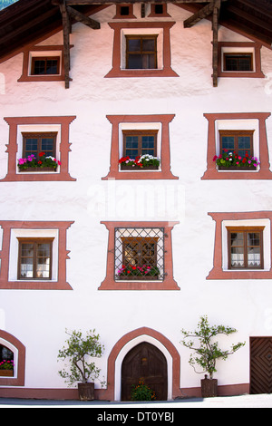 Détail de la fenêtre de l'ancienne maison tyrolienne du 18ème siècle dans la ville de Oetz, au Tyrol, Autriche Banque D'Images