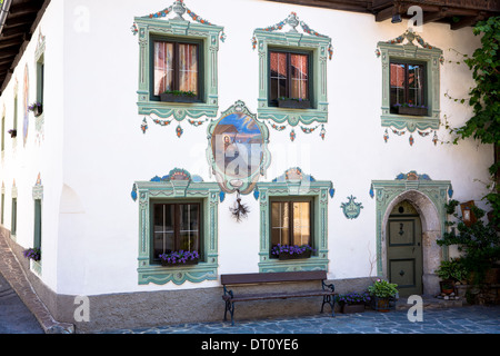 Ancienne maison du 18ème siècle en tyrolienne Dorfstrasse construit 1787 dans la ville de Oetz, au Tyrol, Autriche Banque D'Images