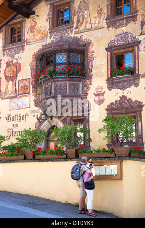 Regardez les touristes à Gasthof Stern menu hôtel sur Kirchweg dans la vieille partie de la ville de Oetz, au Tyrol, Autriche Banque D'Images