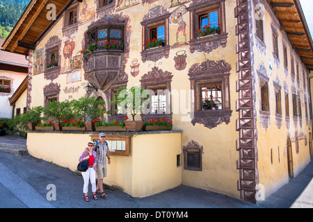 Les touristes de passage dans l'hôtel Gasthof Stern Kirchweg dans la vieille partie de la ville de Oetz, au Tyrol, Autriche Banque D'Images