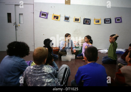 Les jeunes élèves arabes et juifs israéliens lors d'une conférence en biologie "Main dans la main" Hebrew-Arabic intégrée, l'école bilingue pour les enfants juifs et arabes situé dans l'ouest de Jérusalem Israël Banque D'Images