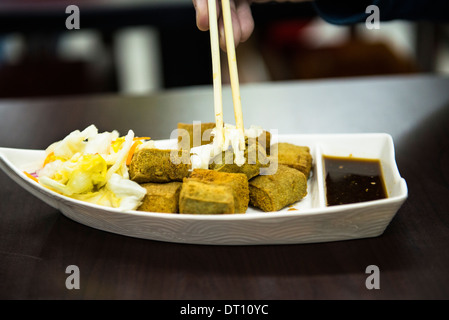 Stinky Tofu est une rue locale favorite des aliments à Taiwan. Banque D'Images