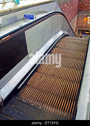 Escaliers mécaniques en bois à Greenford Station de métro sur la ligne centrale, le dernier escalier en bois restant sur le réseau du tube Banque D'Images