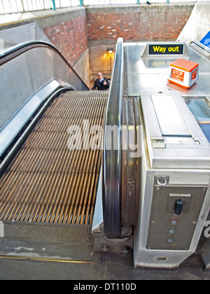 Escaliers mécaniques en bois à Greenford Station de métro sur la ligne centrale, le dernier escalier en bois restant sur le réseau du tube Banque D'Images