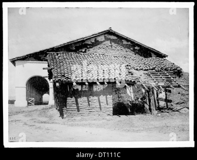 Extérieur de la Mission San Fernando Rey de España, montrant la fin du cloître, ca.1900 Banque D'Images