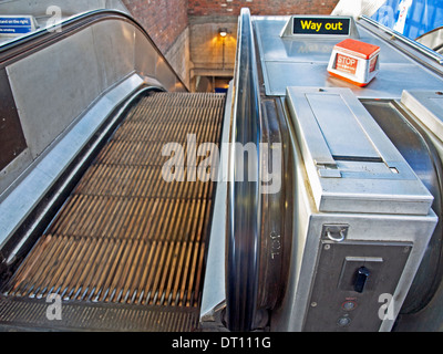 Escaliers mécaniques en bois à Greenford Station de métro sur la ligne centrale, le dernier escalier en bois restant sur le réseau du tube Banque D'Images