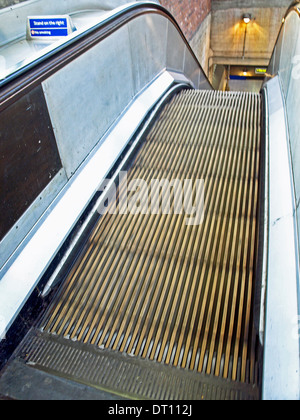 Escaliers mécaniques en bois à Greenford Station de métro sur la ligne centrale, le dernier escalier en bois restant sur le réseau du tube Banque D'Images