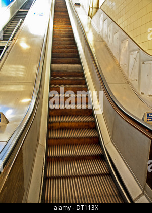 Escaliers mécaniques en bois à Greenford Station de métro sur la ligne centrale, le dernier escalier en bois restant sur le réseau du tube Banque D'Images