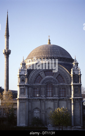 Mosquée Ortakôy ou Buyuk Mecidiye Camiion à Besiktas au bord de l'eau de la jetée d'Ortakôy square dans l'affaire Bosphorus Istanbul Turquie Banque D'Images