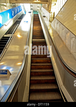 Escaliers mécaniques en bois à Greenford Station de métro sur la ligne centrale, le dernier escalier en bois restant sur le réseau du tube Banque D'Images