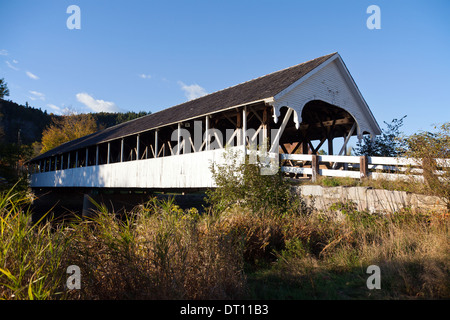 Avec des artistes populaires, le pont couvert de Stark remonte à 1862 et traverse la rivière Ammonoosuc, Stark, New Hampshire. Banque D'Images