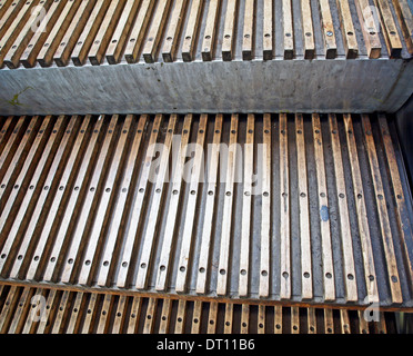 Escaliers mécaniques en bois à Greenford Station de métro sur la ligne centrale, le dernier escalier en bois restant sur le réseau du tube Banque D'Images