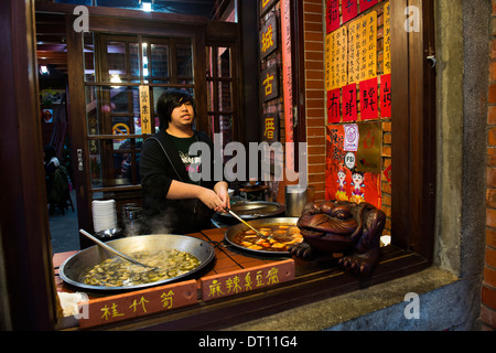 Stinky Tofu est une rue locale favorite des aliments à Taiwan. Banque D'Images