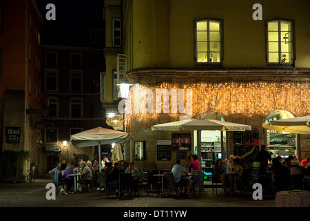 Les personnes mangeant dans Mamma Mia restaurant Cafe à Herzog Friedrich Strasse à Innsbruck dans le Tyrol, Autriche Banque D'Images