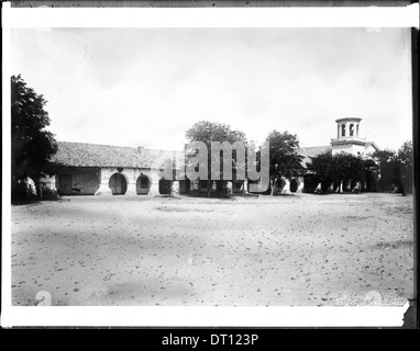 Une vue de l'extérieur de la Mission San Juan Bautista, prise après la destruction partielle de sa tour vers 1902. Banque D'Images
