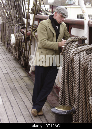 Un visiteur écrivant des mémoires sur le pont du Cutty Sark, un bateau-clipper britannique historique du XIXe siècle, situé dans le site de maritime Greenwich, classé au patrimoine mondial de l'UNESCO, à Londres, en Angleterre, au Royaume-Uni Banque D'Images