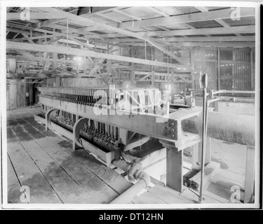 Cette photographie montre le filtre-presse de la Echo Mining Company dans le district minier de Mojave vers 1907, illustrant les opérations et équipements miniers du début du XXe siècle. Banque D'Images