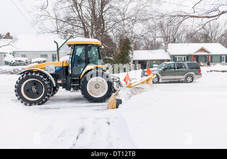 TORONTO, CANADA - LE 5 FÉVRIER 2014 : Neige efface rue résidentielle, après une tempête d'hiver le Mercredi 5 février 2014 à Toronto. Crédit : Elena Elisseeva/Alamy Live News Banque D'Images