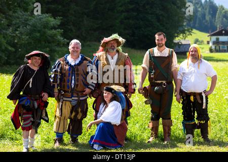 Les villageois en costume à beer festival dans le village de Klais en Bavière, Allemagne Banque D'Images