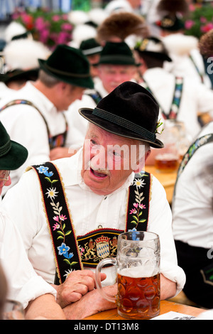 Des villageois à beer festival dans le village de Klais en Bavière, Allemagne Banque D'Images