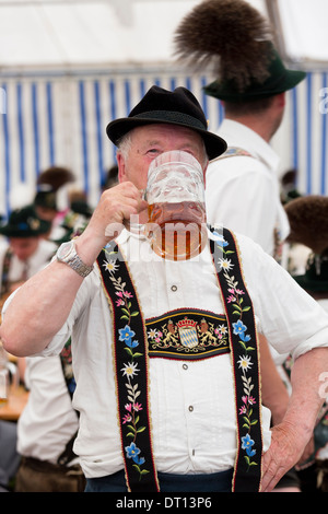 Des villageois à beer festival dans le village de Klais en Bavière, Allemagne Banque D'Images