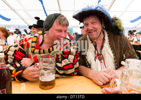 Les villageois en costume à beer festival dans le village de Klais en Bavière, Allemagne Banque D'Images
