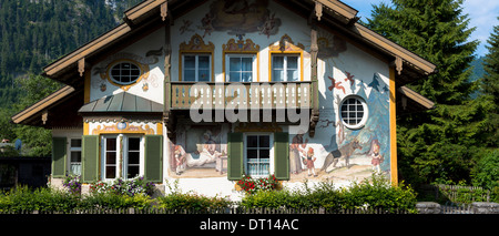 Façade peinte de conte de Grimm histoire du Petit Chaperon Rouge dans le village d'Oberammergau, en Bavière, Allemagne Banque D'Images