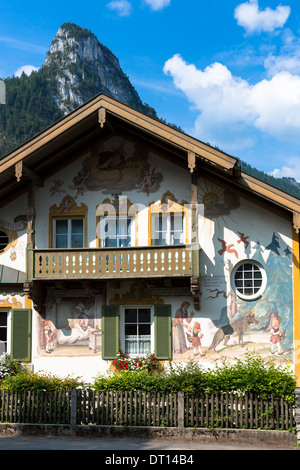 Façade peinte de conte de Grimm histoire du Petit Chaperon Rouge dans le village d'Oberammergau, en Bavière, Allemagne Banque D'Images