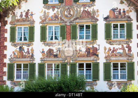 Façade peinte de conte de Grimm histoire d'Hansel et Gretel dans le village d'Oberammergau, en Bavière, Allemagne Banque D'Images