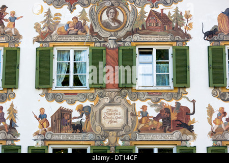 Façade peinte de conte de Grimm histoire d'Hansel et Gretel dans le village d'Oberammergau, en Bavière, Allemagne Banque D'Images