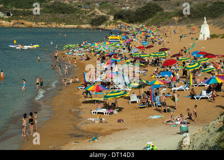 Occupé à plage de Ramla Bay, Gozo, Malte Banque D'Images